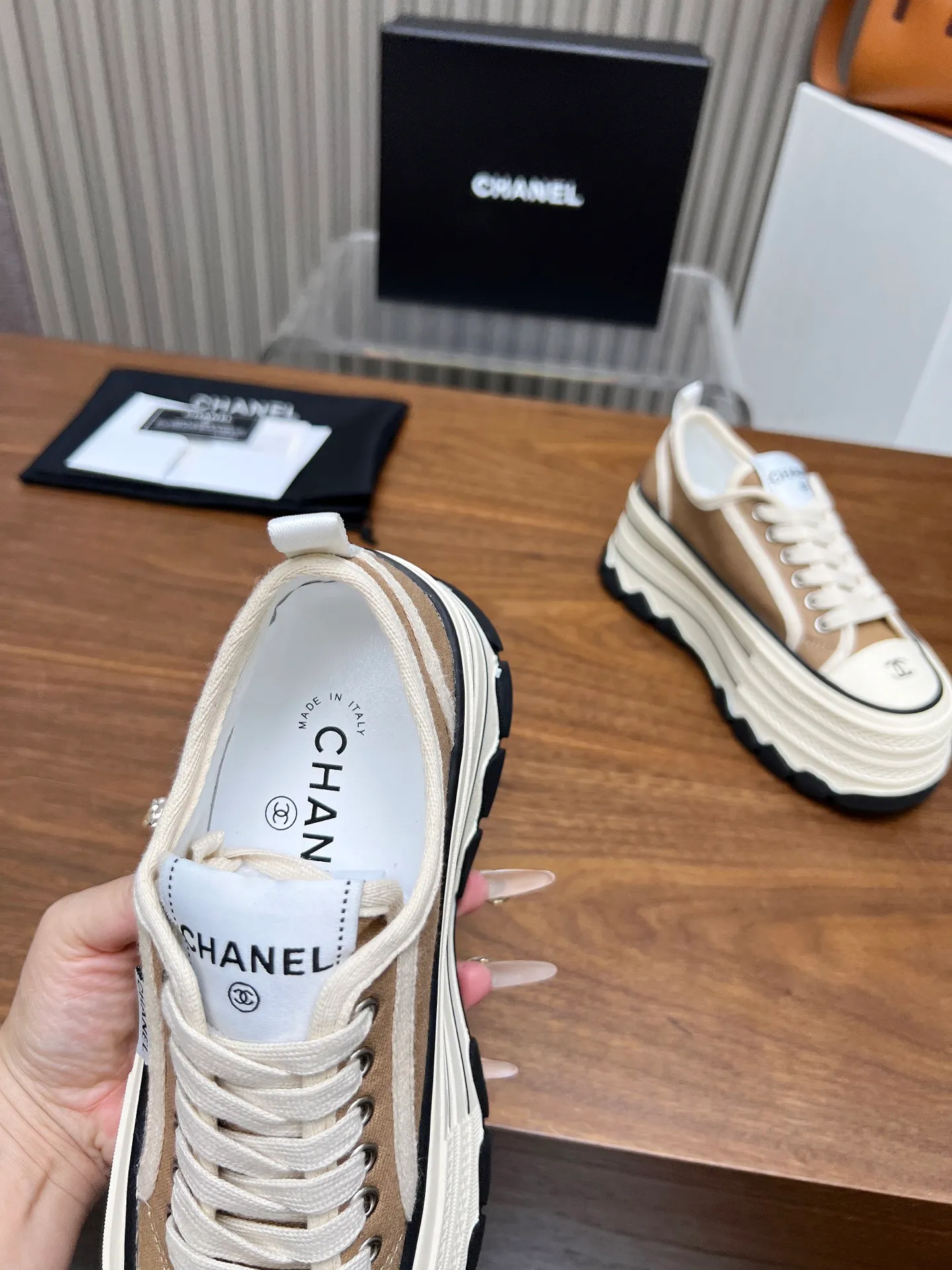 👟👟Ex-factory price 460👟👟 Top version, original quality! ! ! Chanel Chanel - 2025 biscuit shoes, the top casual sports shoes in the counter. This classic design; the style of the upper is made of various craftsmanship; the outsole is fashionable and sporty; the unusual inclusion of a variety of color matching elements... The diversified mix and match is very beautiful and versatile, casual, fashionable, sports and outdoor can be taken into account... ꫛꫀꪝ Go➫ Material: ❶Upper made of: original canvas ❷Inside made of: sheepskin ❸Outsole based on: Original TPU combination outsole, counter quality packaging, complete set for women 35–40